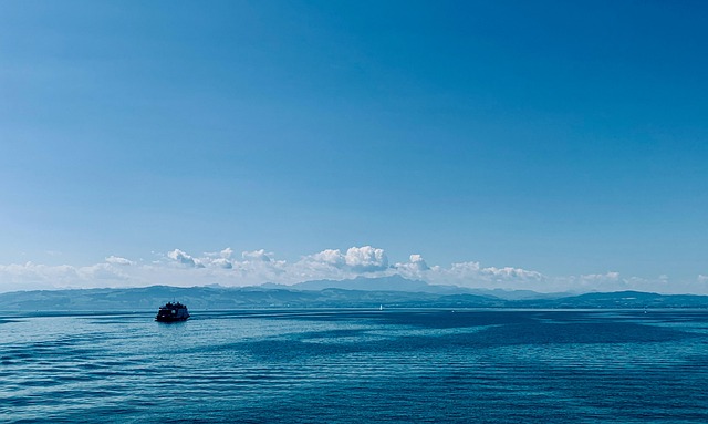 Bodensee klares Wasser Alpen Blau